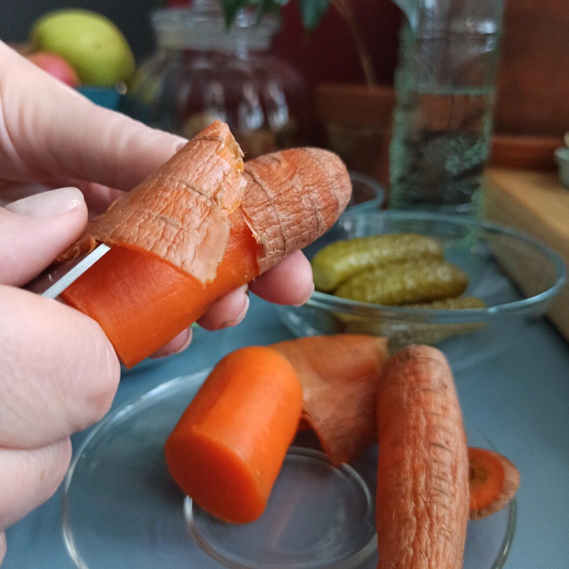 "По волокнам" чистить морковку намного проще.