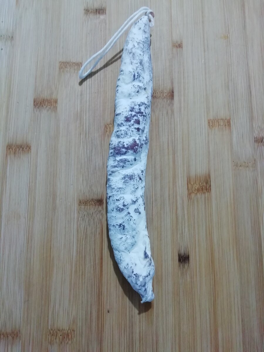 Распаковала- длинная тонкая колбаска в белой плесени