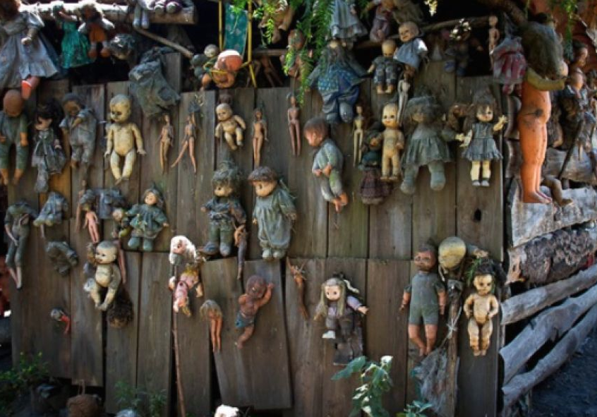 Остров сломанных игрушек би 2. Остров дзинрэн геншин. Остров сломанных. Остров кукол (island of the dolls), мексика. Затонувший деревянный корабль.