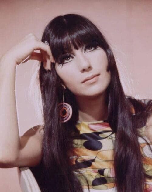 американская певица, актриса, кинорежиссёр, музыкальный продюсер и автор песен, широко называемая представителями медиа Богиней поп-музыки, 1965 г.