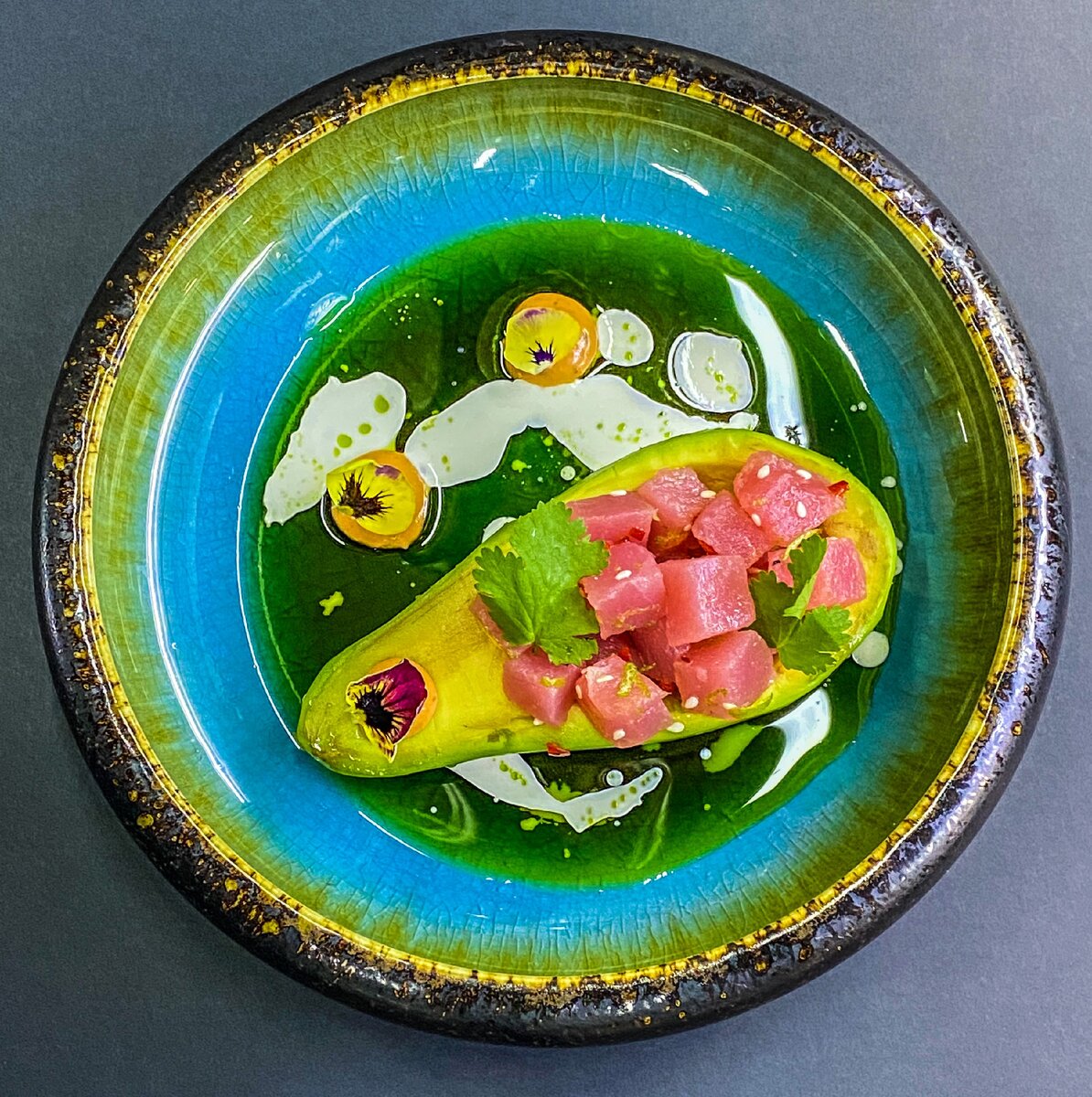 Тар-тар из тунца с копченым авокадо 