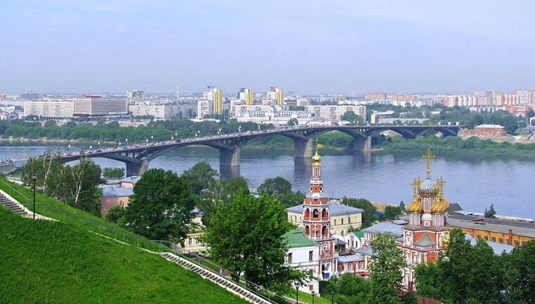 Нижний Новгород — один из лучших городов России для туризма. Экономический, промышленный, культурный и образовательный центр. Условно Нижний Новгород называется третьей столицей страны. Развит речной туризм и сфера транспортного обслуживания. С одного берега Волги на другой можно добраться по канатной дороге. Абитуриентов со всех уголков страны привлекает возможность получить образование в одном из десяти Вузов. Промышленность представлена заводами по судостроению, авиастроению, машиностроению. Много благоустроенных парков в городской черте и живописных мест, украшенных памятниками архитектуры XVIII столетия (храмами и церквями). Кремль из красного камня интересен тем, что сохранил в веках статус непокорённой цитадели.
