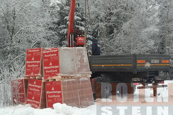 Выгрузка и хранение керамических блоков Pprptherm на стройплощадке зимой.