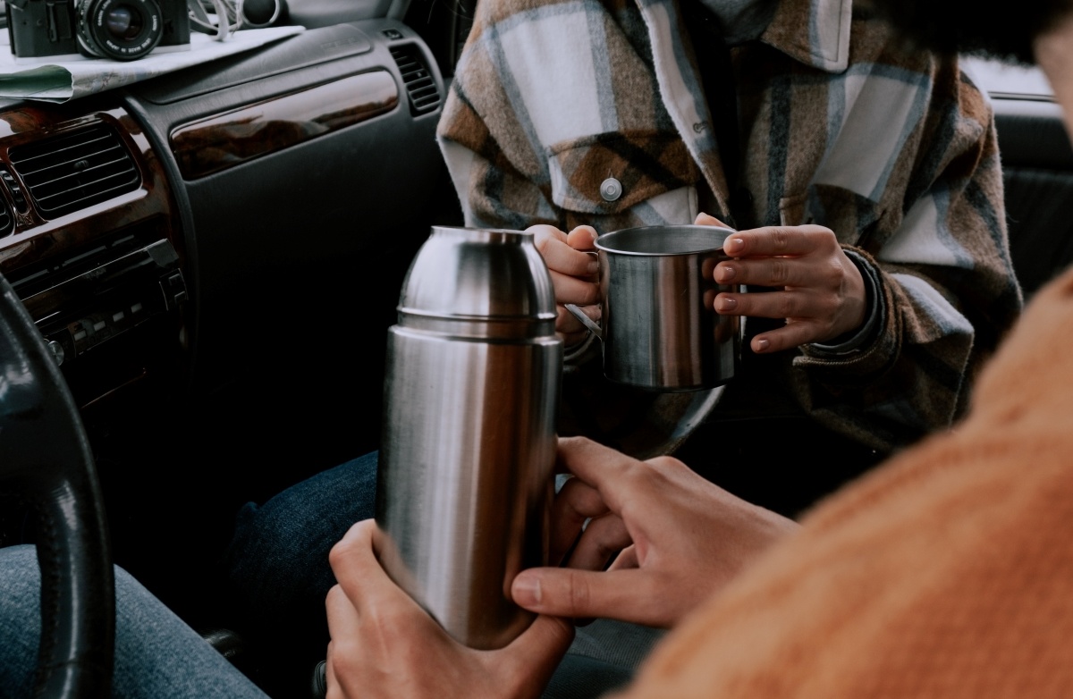 Чашка чая или кофе может взбодрить усталого путника *