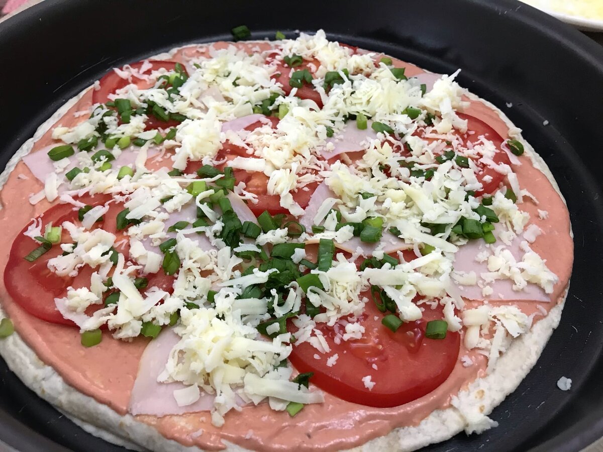 ленивая пицца из лаваша на сковороде с яйцом и сыром и помидорами и колбасой рецепт фото 48