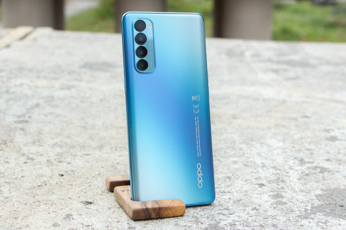 Смартфон OPPO Reno4 Pro с тыльной стороны