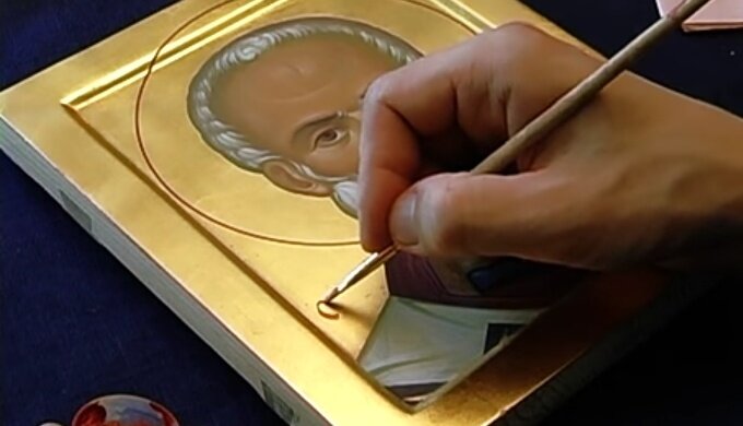 Иконописец наносит на икону последний штрих