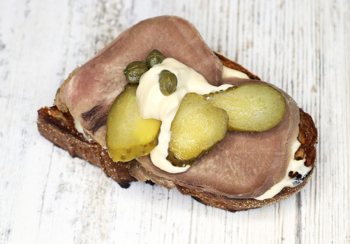 Мой любимый бутерброд. Он ко мне залезет в рот