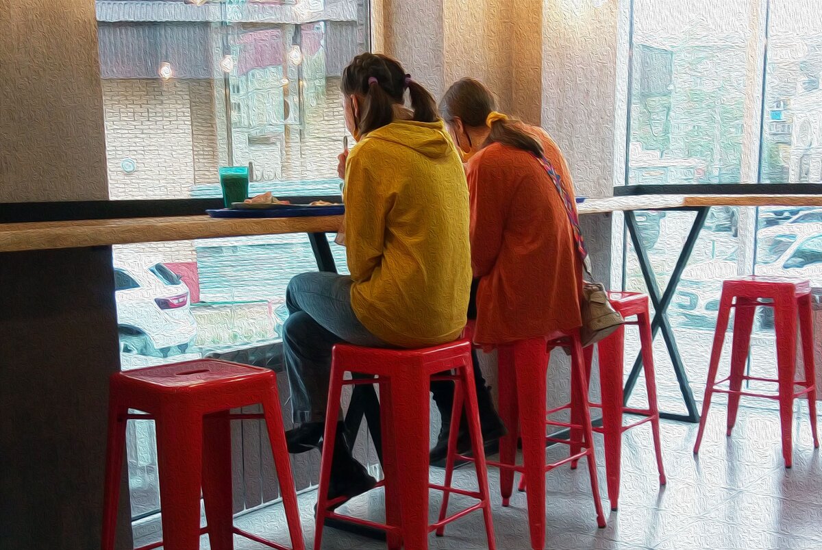 Друзья в кафе.