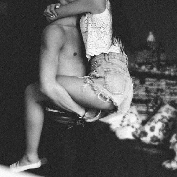 Бывает и такое когда кекс вместо удовольствия причиняет боль🤪 
Это очень ужасная проблема в паре😔

Например, у парня очень огромный 🍆 ,а у девушки до этого был всего один партнёр со средним размером или вообще это её первый половой партнёр.

Как же исправить это положение?

Можно прибегнуть к использованию эрекционного кольца с пупырышками, чтобы снизить болевой порог и вместо того, чтобы женщине страдать данная кекс-игрушка будет массировать вагину женщине, таким образом она будет получать удовольствие😉

Также, необходимо тренировать мышцы малого таза, дело в том, что когда ваша вагина находится в тонусе, то и болевых ощущений возникать не будет.

Есть ещё одна причина по которой женщине больно во время соития- это вагинизм😔
Вагинизм — это состояние напряжения, при котором проникновение во влагалище становится невозможным. 

Вагинизм, связан с психологическими проблемами, требующего детального психологического обследования и хорошего медицинского обследования.

Ежедневно у 10 тысяч пар рушатся отношения, из-за того что женщина испытывает боль в кексе.

Рассказывая об этом я также хочу вам привести пример историю одной девушки Калисты из Америке, которая меня очень тронула😔

Ей было 25 лет, она встретила потрясающего парня, они влюбились друг в друга и отправились жить на побережье моря.

"Когда мы занимались сексом, это становилось мукой для меня. Я должна была либо закрыться и отключиться от своего тела, либо напиться. Когда вы с кем-то, кто очень любит вас, это ужасно. Он не смог это принять".
В итоге они расстались.....

Причина была в следующем- вульводиния. Это значит, что количество нервных окончаний, расположенных на ее гениталиях, в 30 раз превышает количество окончаний здоровой женщины.

Поэтому мои милые дамы, если у вас кекс с партнёром вызывает только боль, то рекомендую обратиться в гинекологию и выявить причину.

Ведь выявление проблем на ранней стадии, поможет вам избежать не только депрессии, но получать удовольствие от кекса.

Кекс это не больно😔
Кекс это прекрасно❤