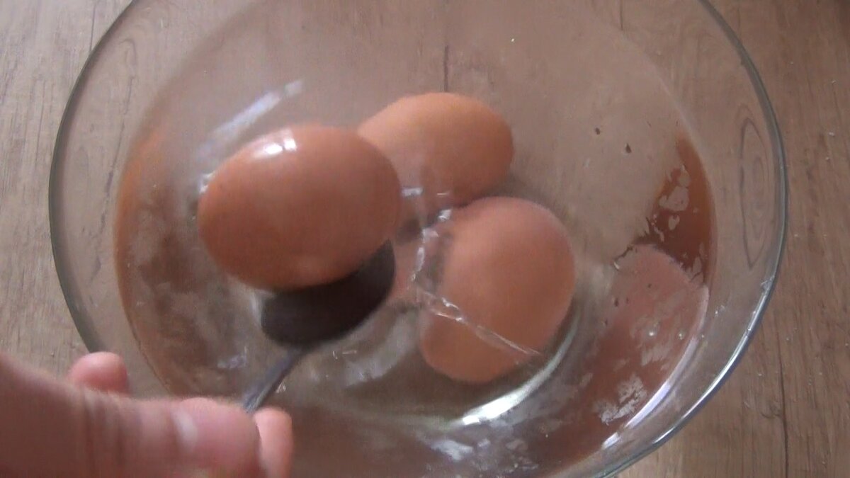 из кипятка яйца сразу в холодную воду