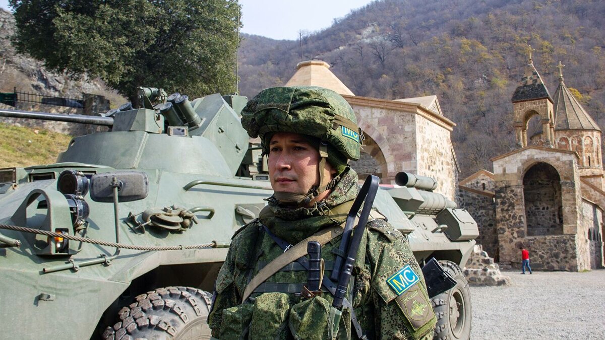 Российский миротворец рядом с монастырем Худавенг