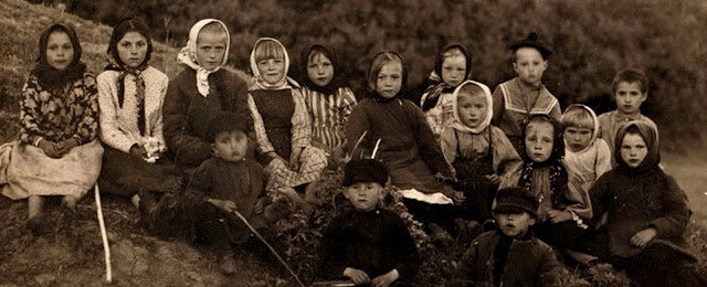В мае 1908 г. в Ясной Поляне Прокудин-Горский делает коллективный портрет местных школьников 