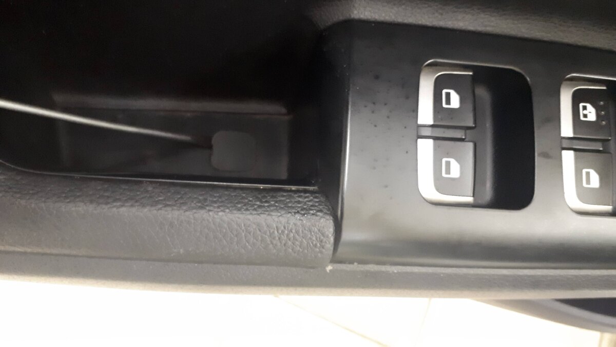 Поддеваем тонкой отверткой