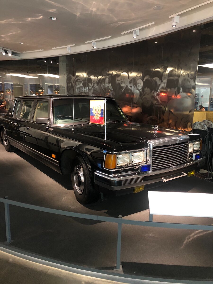 Посетили различные музеи и экскурсии, поели в очень классном ресторане - "Хмели-Сунели", если будете в Екатеринбурге, обязательно зайдите и попробуйте, как готовят там грузинскую кухню. А на фото личный бронированный ЗИЛ самого Ельцина.