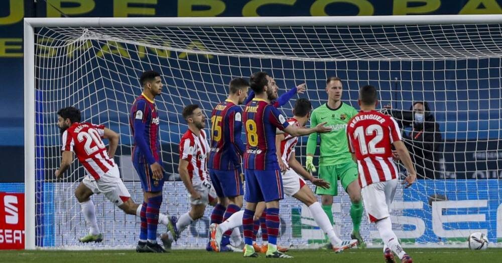 "Атлетик" вновь забил   - игроки "Барсы" в растерянности.  фото: картинки яндекса.