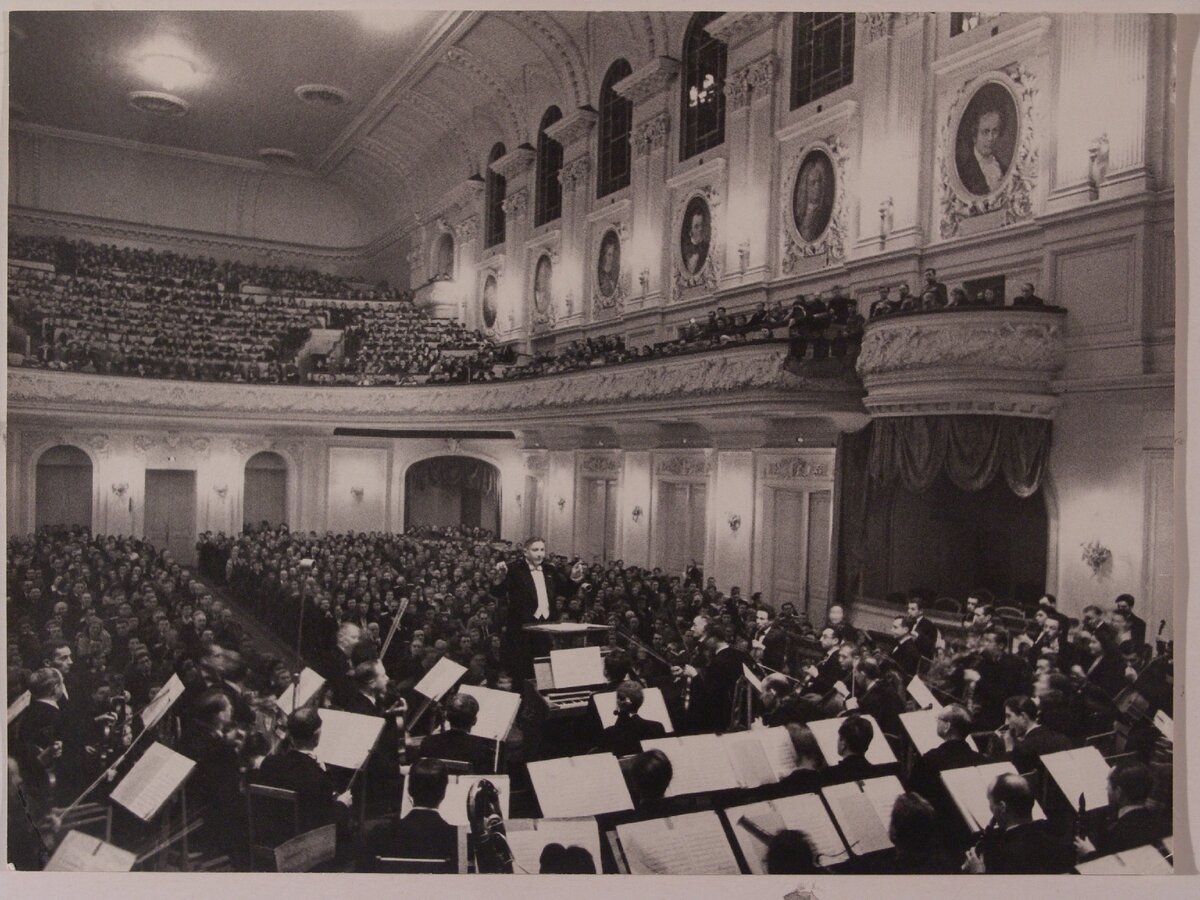 Большой Симфонический оркестр Всесоюзного радиокомитета под управлением Николая Голованова во время исполнения 3-й симфонии Сергея Васильевича Рахманинова Москва, Большой зал консерватории, 1943
