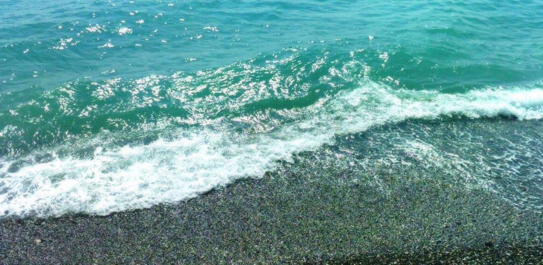 Берег - мелкая галька, зато вода чистейшая.