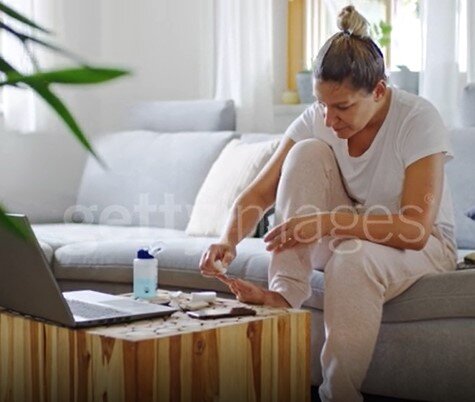 Подставка для ног в виде журнального столика. Фото: GETTY IMAGES