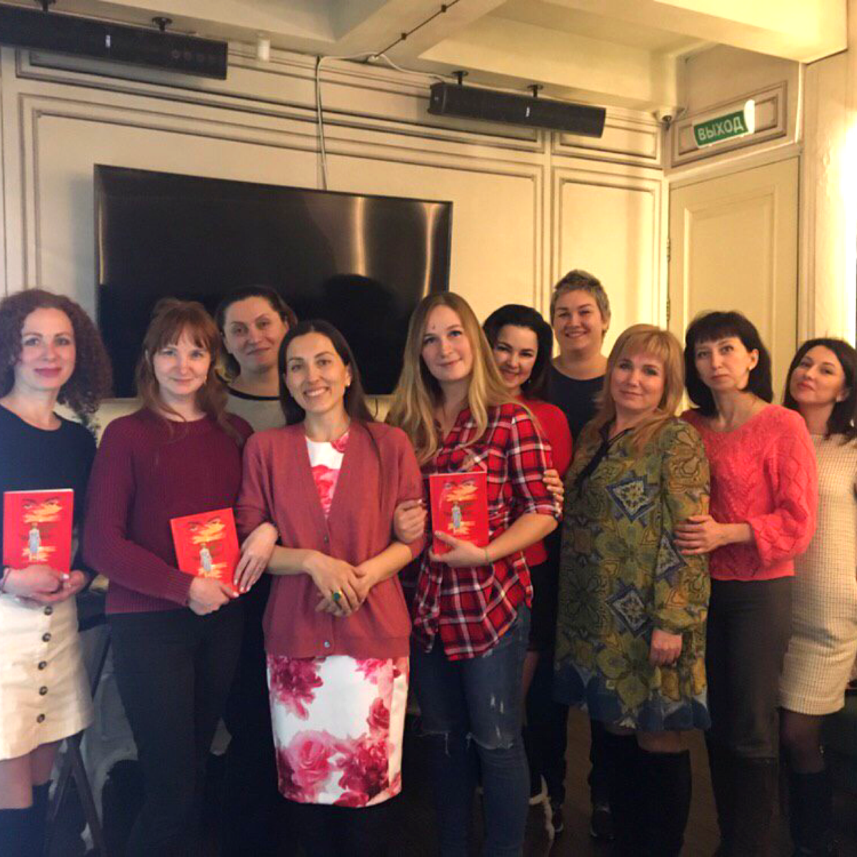 Илона Седдик (в центре) с читательницами 