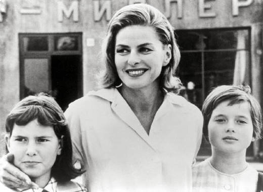Изабелла (справа) и Изотта-Ингрид с матерью.