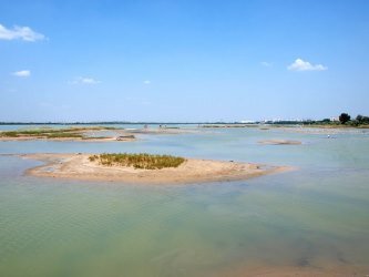 Интересно, что упоминание водоема можно найти в работах авторов из Древней Греции и Древнего Рима. Некоторые легенды гласят, что на его берегу в свое время бывал один из героев мифологии Геракл. Ранее озеро было в плотном кольце леса и болот, но все поменялось к началу XIX века, когда специалисты того времени начали догадываться о том, какую пользу здоровью может принести вода и грязи водоема.