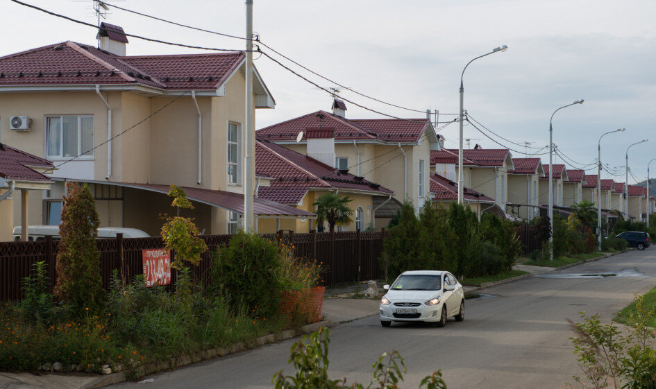 Коттеджи, расположеные неподалеку от Олимпийского парка у побережья Черного моря (район Таврической улицы). Объекты были построены в рамках подготовки к зимним Олимпийским играм 2014 года (Фото: Артур Лебедев/ТАСС )