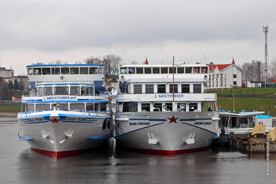 теплоход причалил