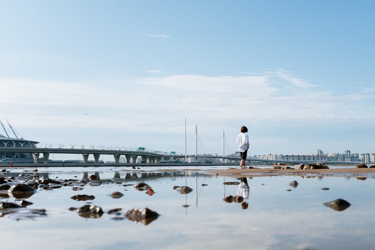 На солнце волосы становятся светлее