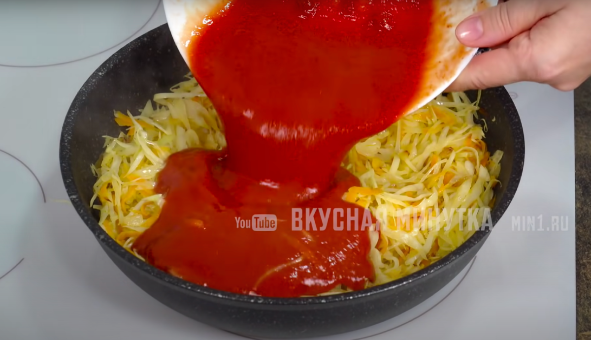 Когда мне хочется особенно вкусной тушеной капусты, готовлю ее, как бабушка  научила (секрет - в сухарях, делюсь рецептом) | Кухня наизнанку | Дзен