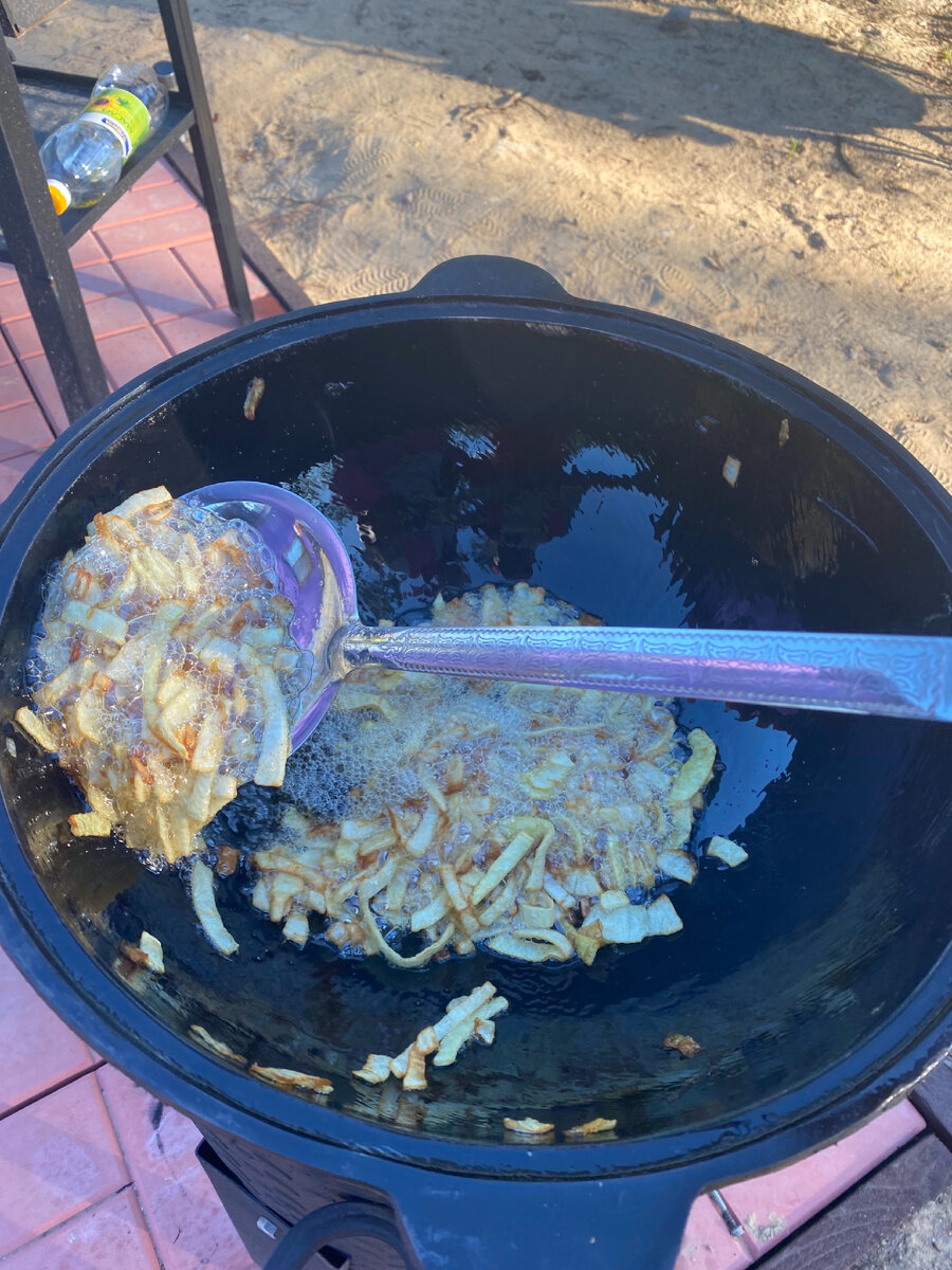 На фото - финальный этап. Но, прежде чем зашипит аппетитно лук на подсолнечном масле, нужно изрядно попотеть. В основном - от жара печи. 