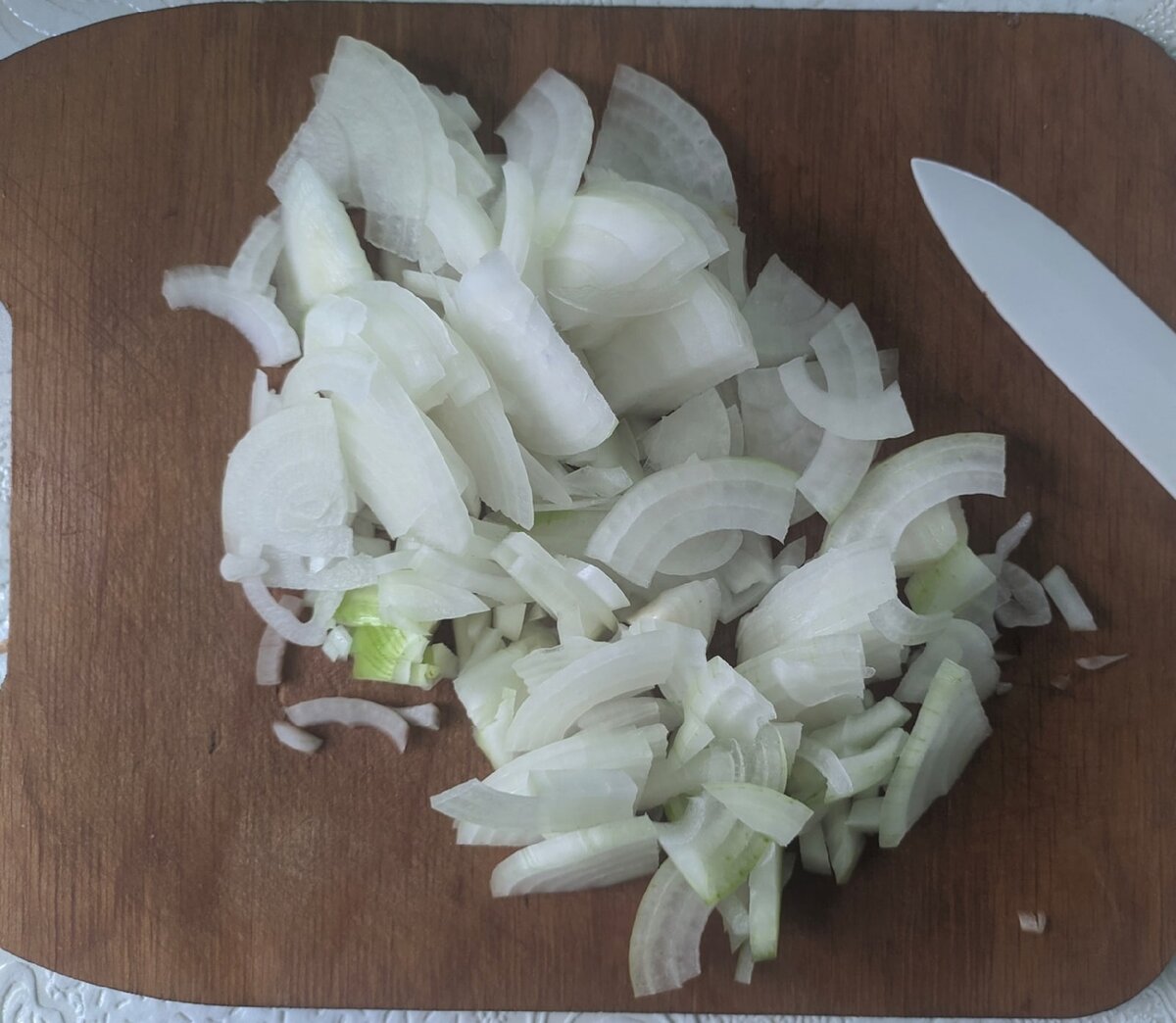 Нарезаю лук полукольцами 