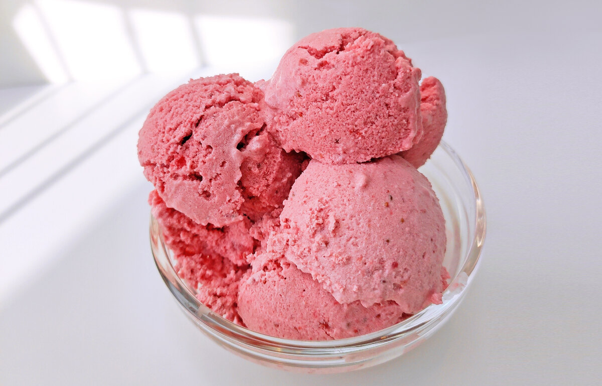 Рецепт домашнего мороженого без сахара. Клубничное мороженое. Мороженое без лактозы. Мороженое без сахара. Быстрые ПП Десерты из замороженной клубники.