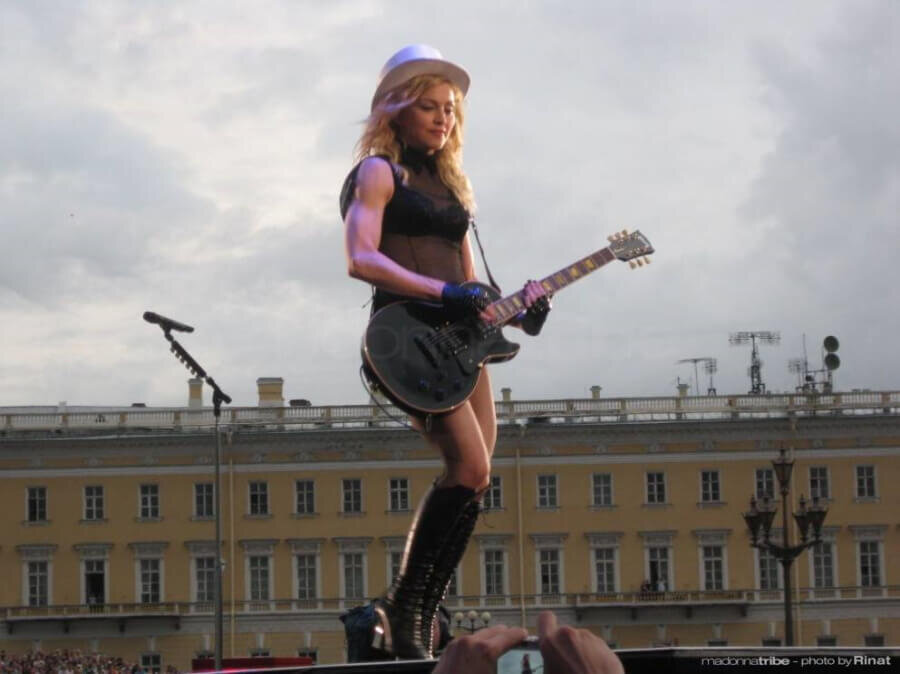 Концерт 2009 года на Дворцовой площади в Санкт-Петербурге (фото с сайта madonnatribe.com)