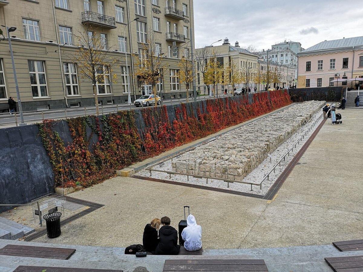 Сегодня местами. Покровский бульвар Москва фрагмент стены белого города. Покровский бульвар Хохловская площадь. Амфитеатр на чистых прудах. Покровский бульвар яма стена.