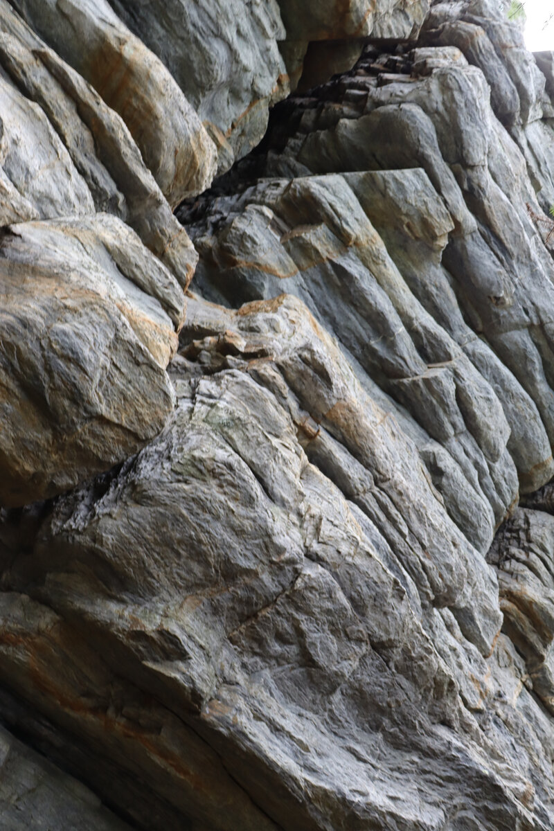 Камни гладкие и теплые, что удивительно