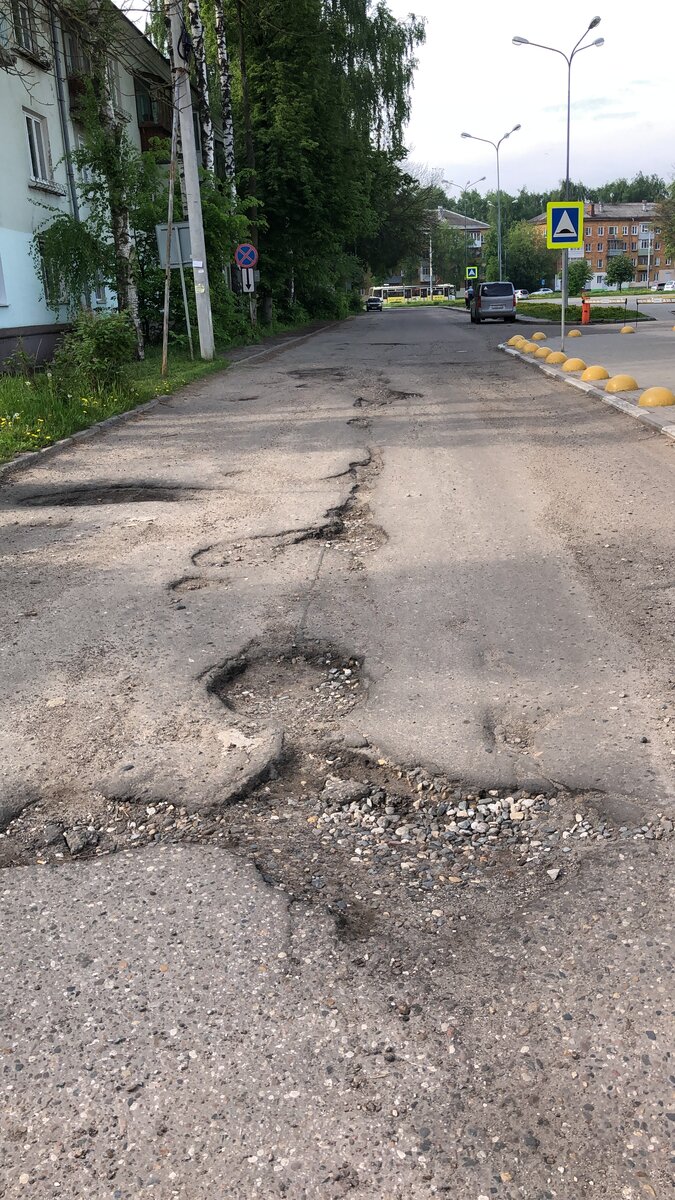 Ярославль, улица Кузнецова. справа в 3 метрах - Дворец Спорта "Торпедо", фото автора