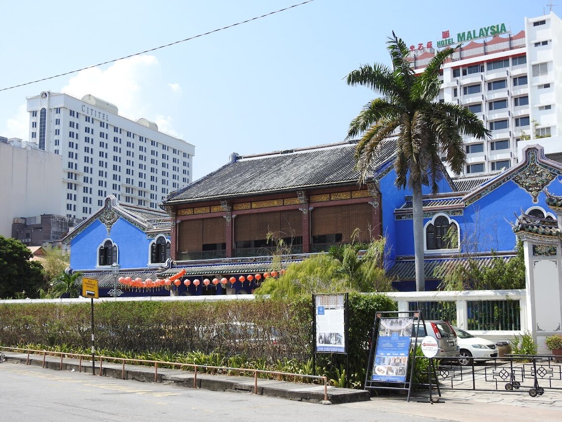 Традиционный китайский дом на фоне высоток