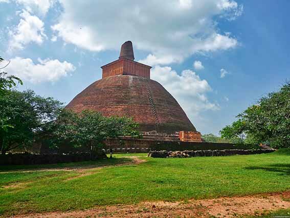 Ступа-дагоба. Остров Цейлон (Шри-Ланка). Фотография взята из свободных источников на просторах Интернета
