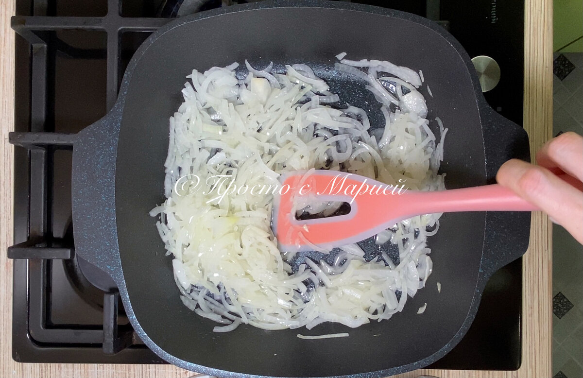 Курица по-еврейски с луком и содой. Курица на луковой подушке. Курица по еврейски. Курица с луком на сковороде с содой. Куриные ножки по еврейски.