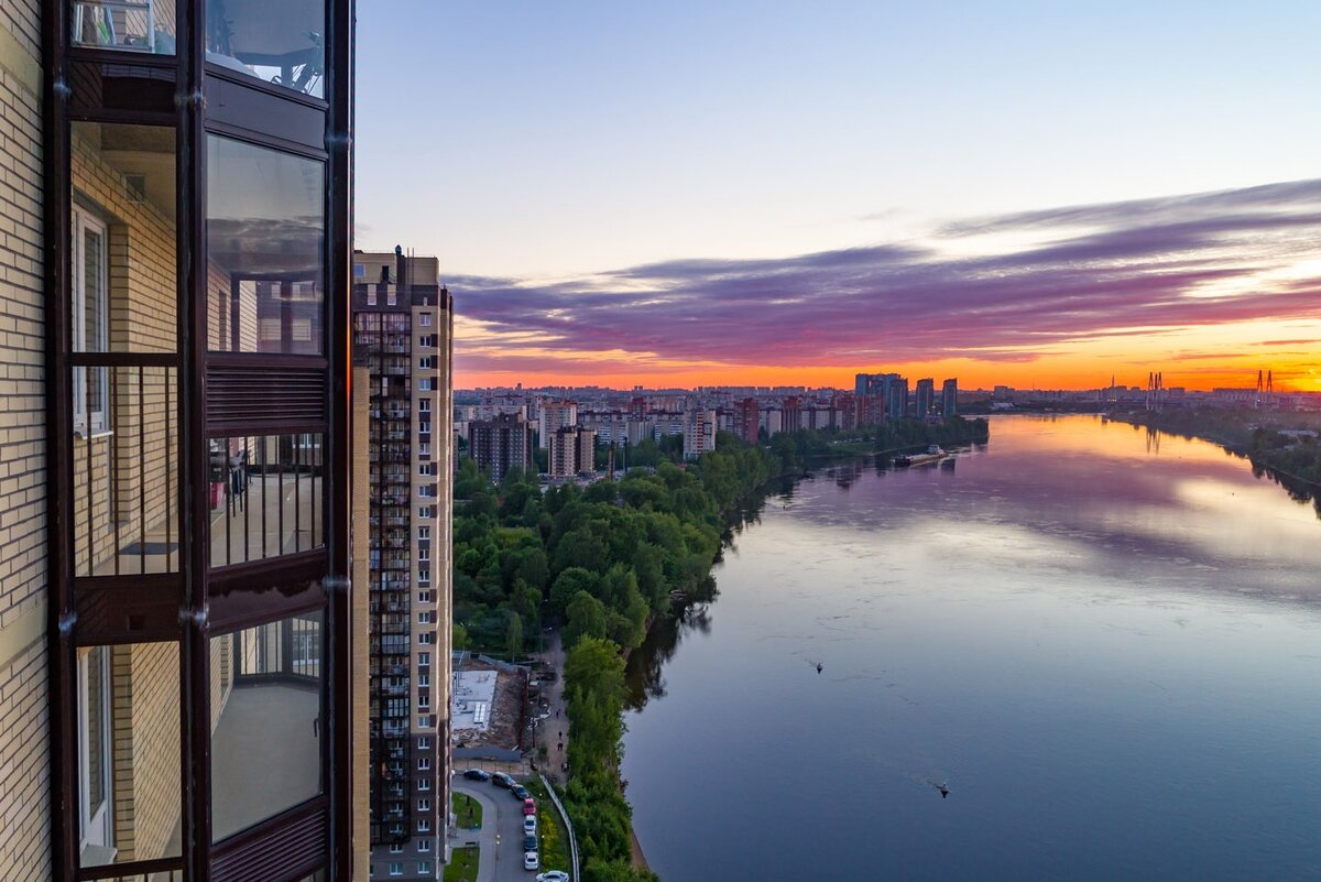 Хоть квартал и удалён от крупных магистралей, до Невского проспекта вы доберётесь за полчаса на автомобиле или за час на общественном транспорте