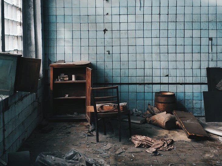 Их, некогда светлая и уютная комнатка, стала напоминать заброшенный приют