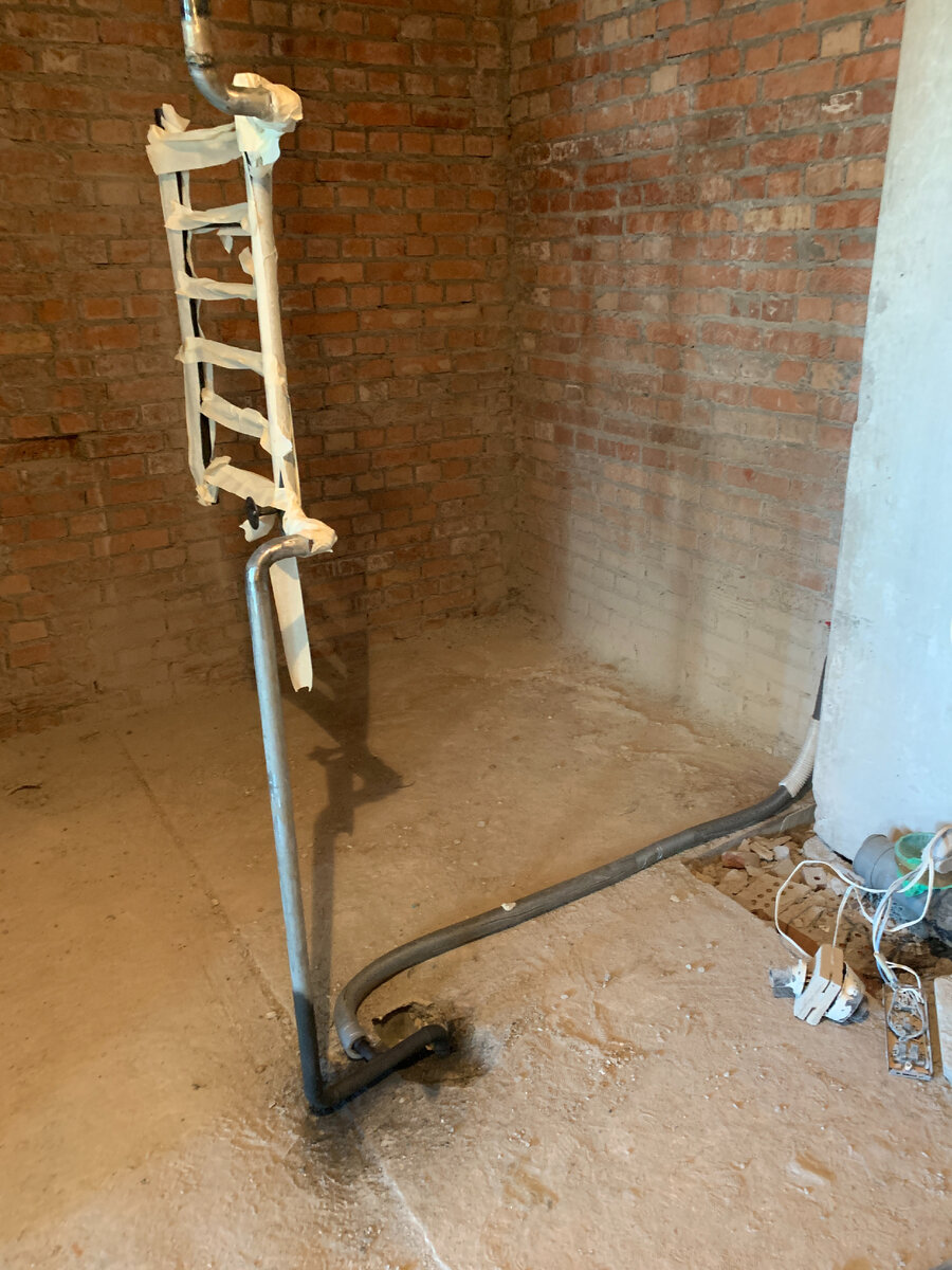 Стояк горячей воды. Сам вывод под ГВС вывели в металлопласте под стяжку в кожухе на случай предотвращения разрушения стяжки, когда труба будет "играть" из-за нагрева. Сейчас стяжка залита и всё тип-топ, ни каких проблем. Только кошка часто любит сидеть в месте пролегания трубы, тепло же :)