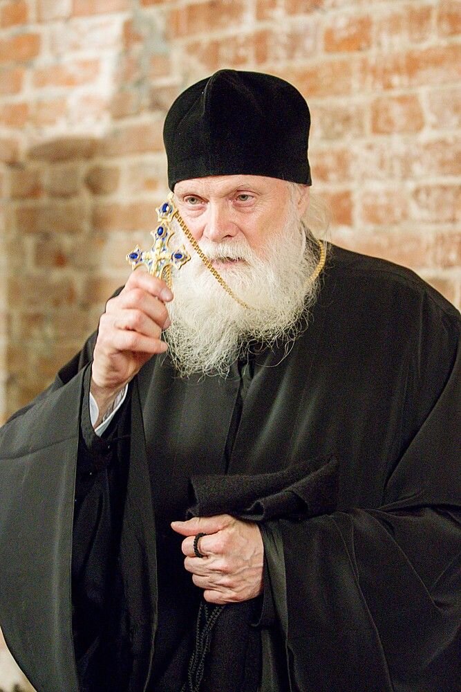 Многие люди едут к старцу Гавриилу издалека только для того, чтобы перед ним исповедоваться, отпустить от себя грех, злобу и прочее. И, конечно, услышать от него те драгоценные слова, ради которых и был проделан к нему трудный путь. Источник:  https://yandex.ru/images/search?rpt=simage&noreask=1&source=qa&text=Гавриил%20Бунге&stype=image&lr=38&pos=5&img_url=https%3A%2F%2Fdoxologia.ro%2Fsites%2Fdefault%2Ffiles%2Fautor%2F2018%2F04%2Fgabriel_bunge.jpg
