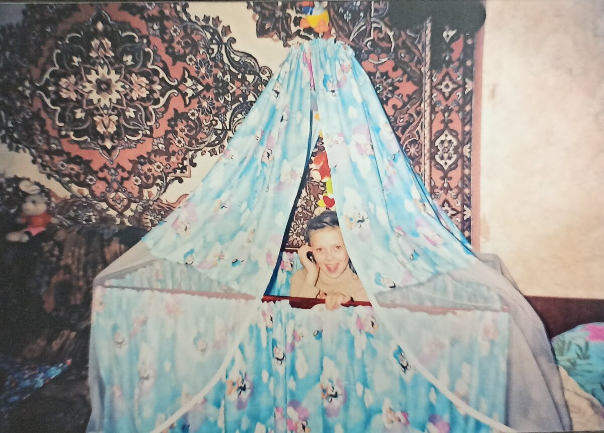 Примерно в этом возрасте я начала осознавать, что семья помогает "расти" человеку, наделяя "крыльями", несущими в счастливое будущее.
P.S. в то время мой словарный запас был не так велик и я не могла изъясняться подобными оборотами, но суть такая же 😃