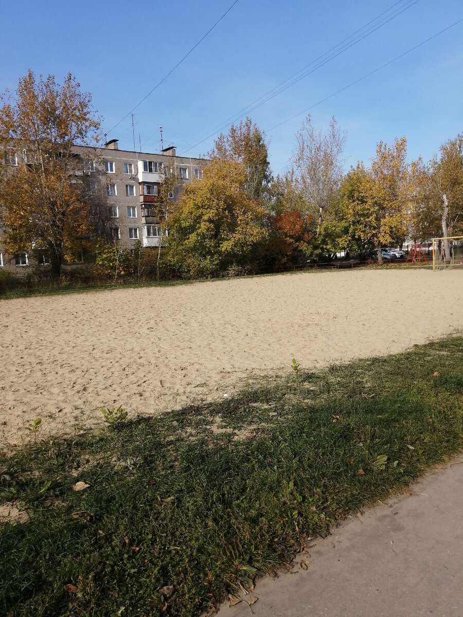 Спортивная площадка, футбольное поле около школы