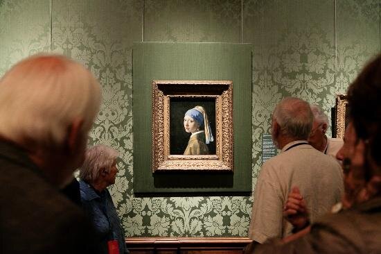 Согласно данным музея, где картина хранится в настоящее время, она была написана около 1665 года. О ней известно очень мало. Картина подписана «IVMeer», но не датирована. Неизвестно, писал ли её Вермеер на заказ, кто в таком случае был заказчиком и имя изображённой девушки. По одной из версий, художник изобразил собственную дочь Марию. В любом случае очевидно, что это необычный портрет. 