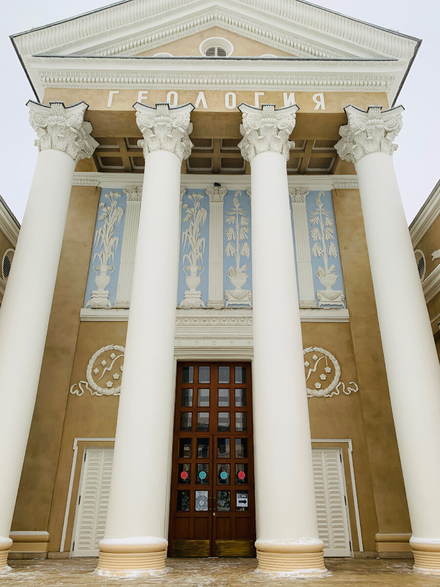 Центральная часть главного фасада. Вход ? Нет не по центру))) Вход - правая белая дверь))) - он же и выход)))📤📥