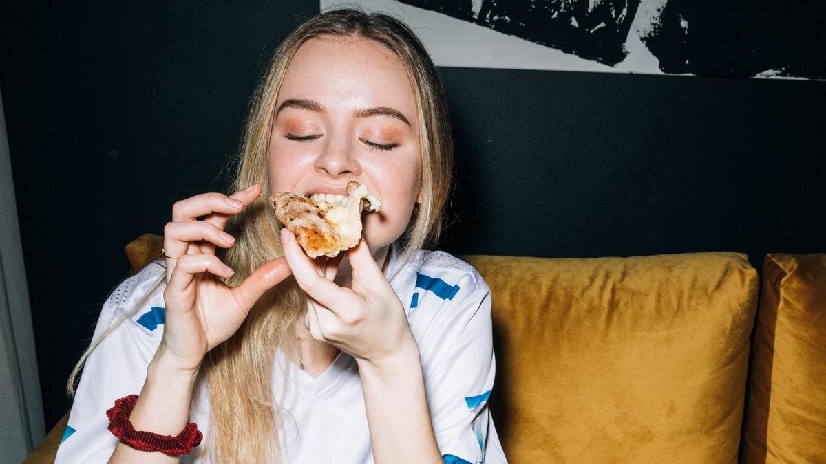    Девушка ест пиццу:pexels.com