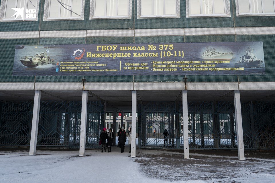     Пока серьезные инженерные классы работают для старшеклассников. А для всех желающих помладше доступны занятия по черчению, программированию и экономике. Но пока - только интереса ради. Юлия ПЫХАЛОВА